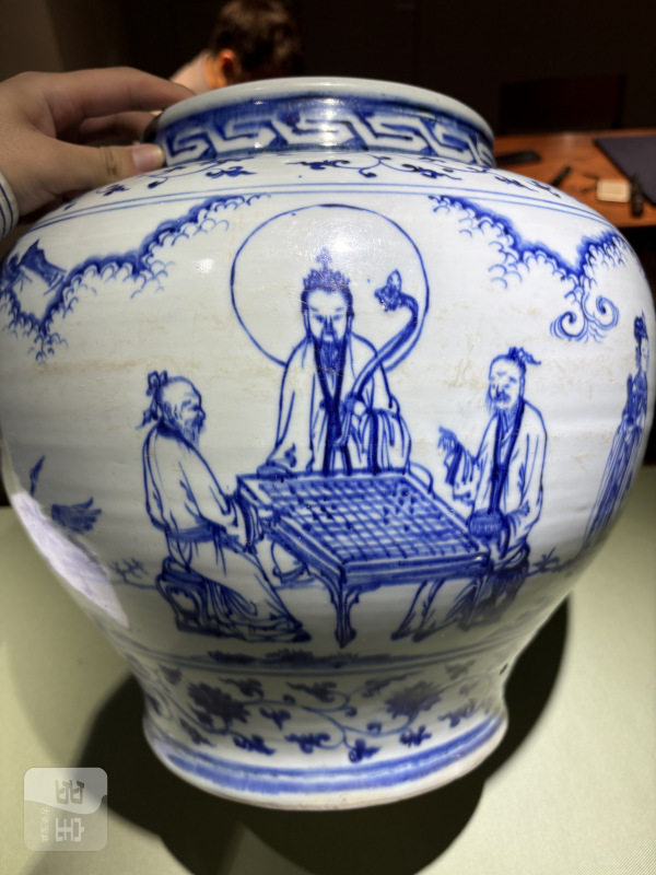 明早期 青花缠枝花卉三清对弈图大罐 - 图5